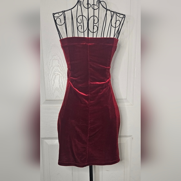 JoinUs Velvet Strapless Mini Dress - Picture 2 of 6